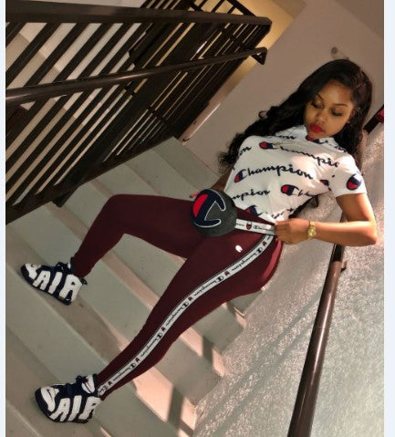 Nuevo estilo venta caliente del deporte de las mujeres de dos piezas conjunto de manga corta o cuello letra impresa top y slim fit pantalón largo