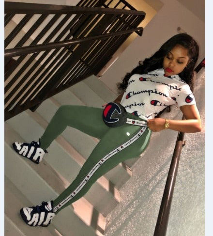 Nuevo estilo venta caliente del deporte de las mujeres de dos piezas conjunto de manga corta o cuello letra impresa top y slim fit pantalón largo